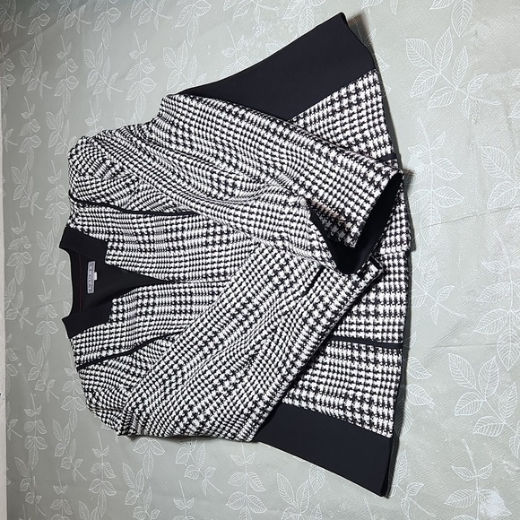 Laura Blazer - Picture 9 of 10